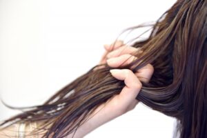 髪の毛を掴む